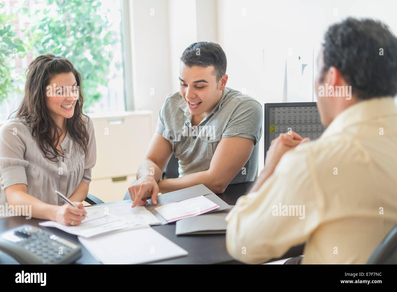 Hispano-Amerikaner Geschäftsmann im Gespräch mit Kunden im Büro Stockfoto