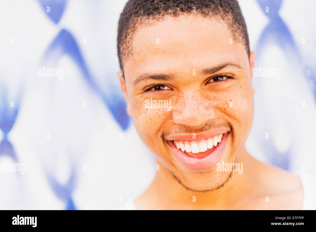 Nahaufnahme von afrikanischen amerikanischen Mann lächelnd Stockfoto