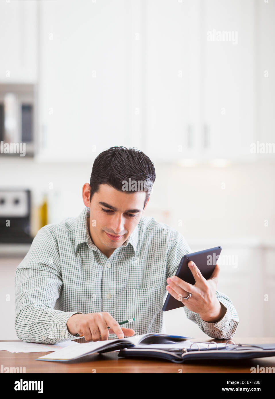 Hispano-Amerikaner Geschäftsmann zu Hause arbeiten Stockfoto