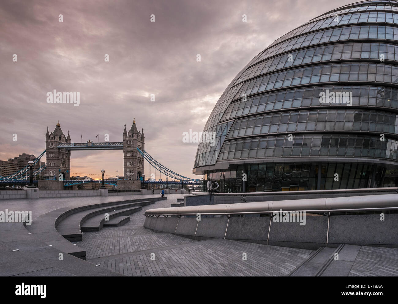 Ein stürmischer aussehende Morgen in der City Hall in London. Dawn bricht hinter Tower Bridge Stockfoto