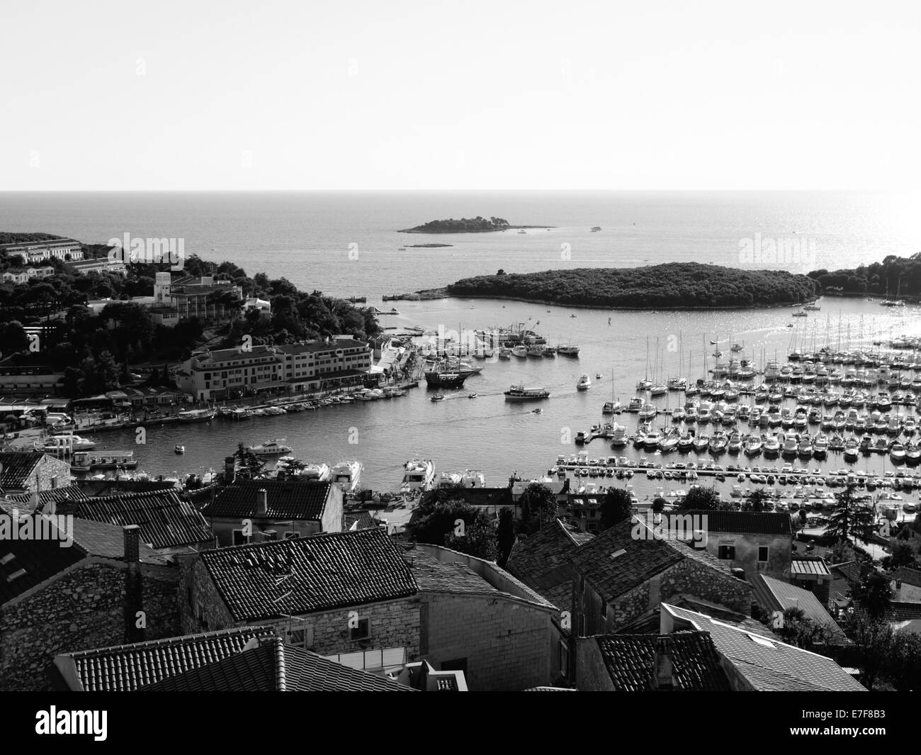 Hafen von Vrsar.  Alte und neue Stadt gesehen werden kann, zusammen mit geparkten Boote und Yachten Stockfoto