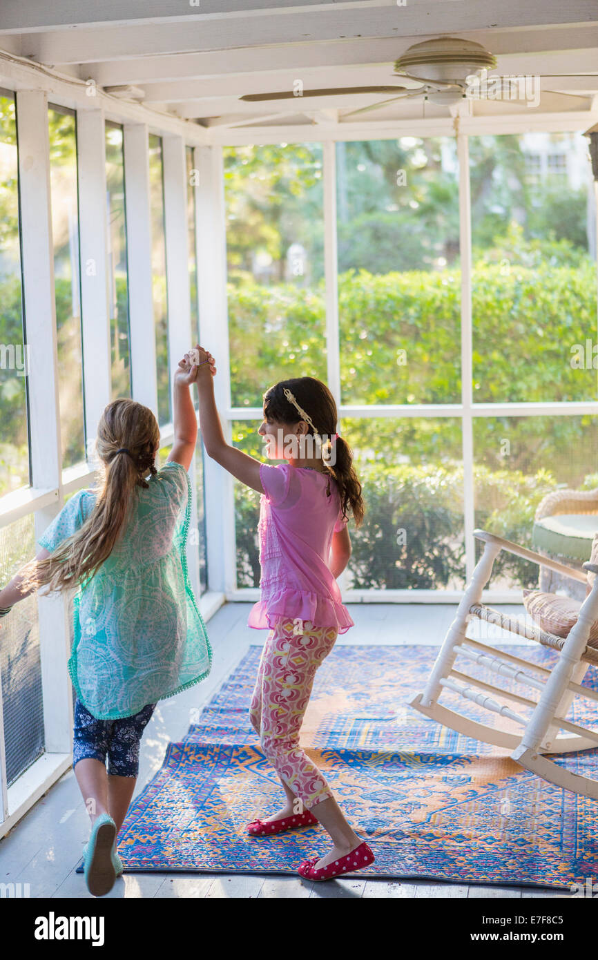 Mädchen spielen zusammen auf Veranda Stockfoto