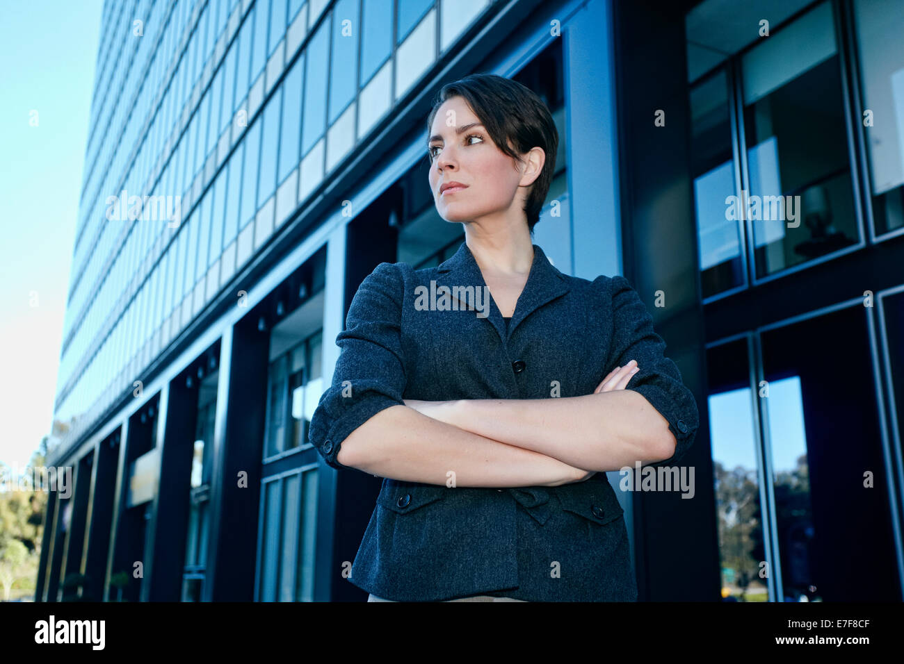 Kaukasische Geschäftsfrau Stand mit verschränkten im freien Stockfoto