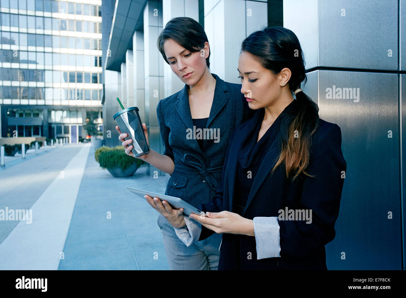 Unternehmerinnen mit Tablet-PC in Stadt Stockfoto