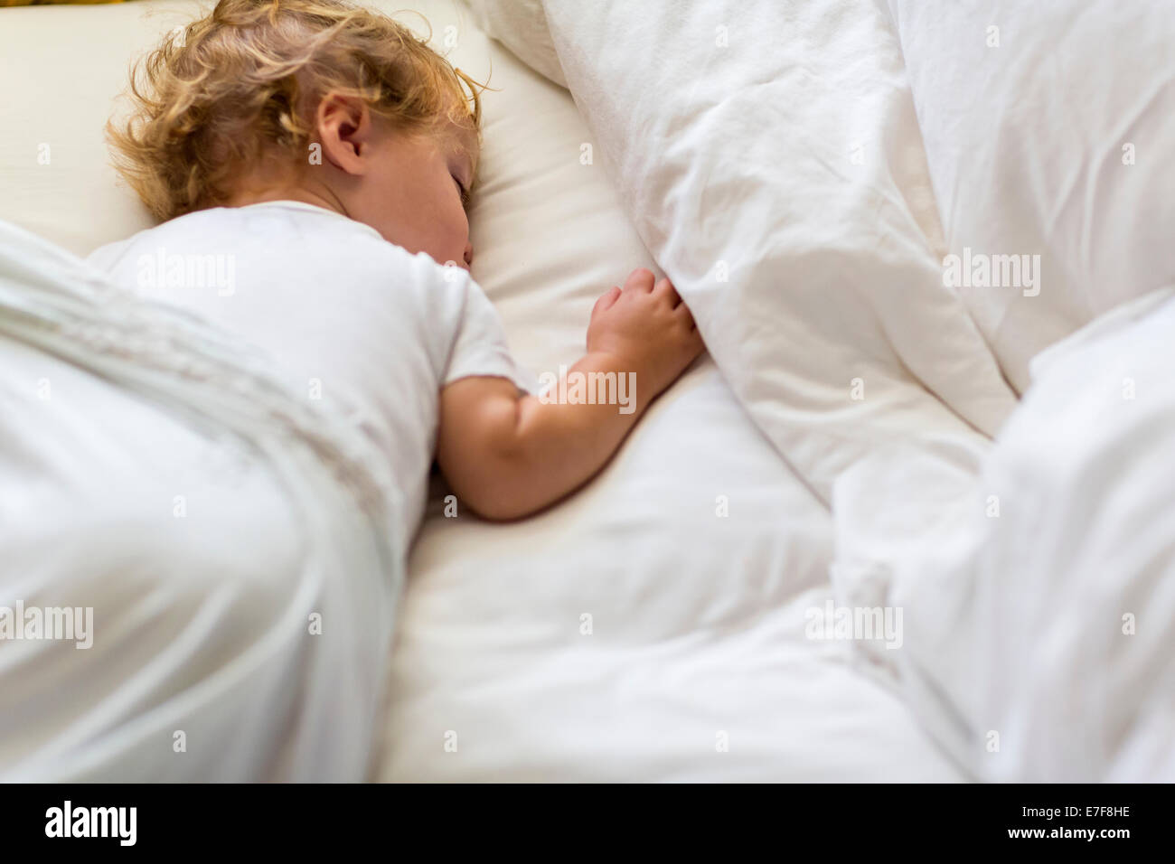 Kaukasische Kleinkind schlafend im Bett Stockfoto