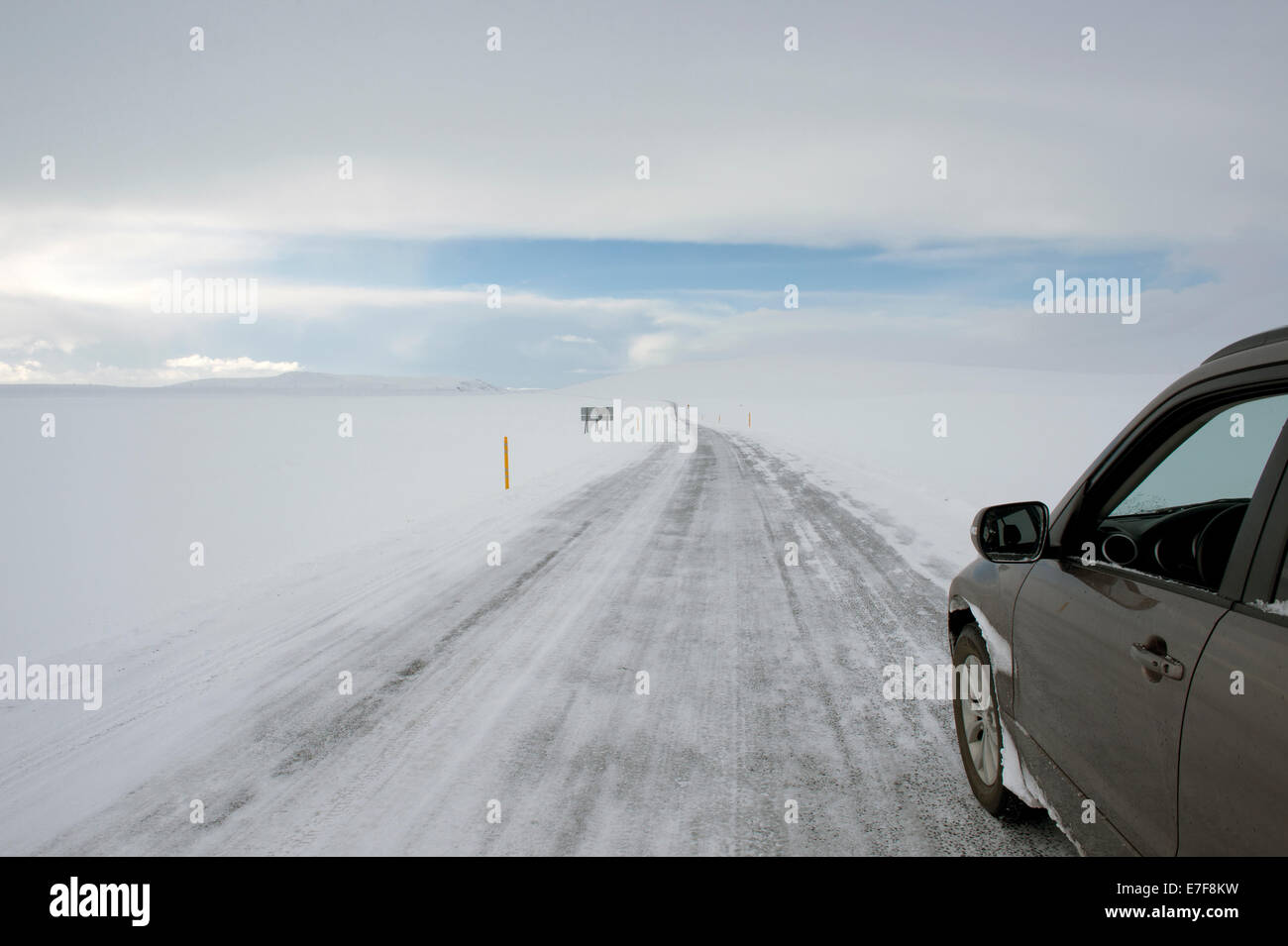 Auto fahren auf der Landstraße in Schneelandschaft Stockfoto