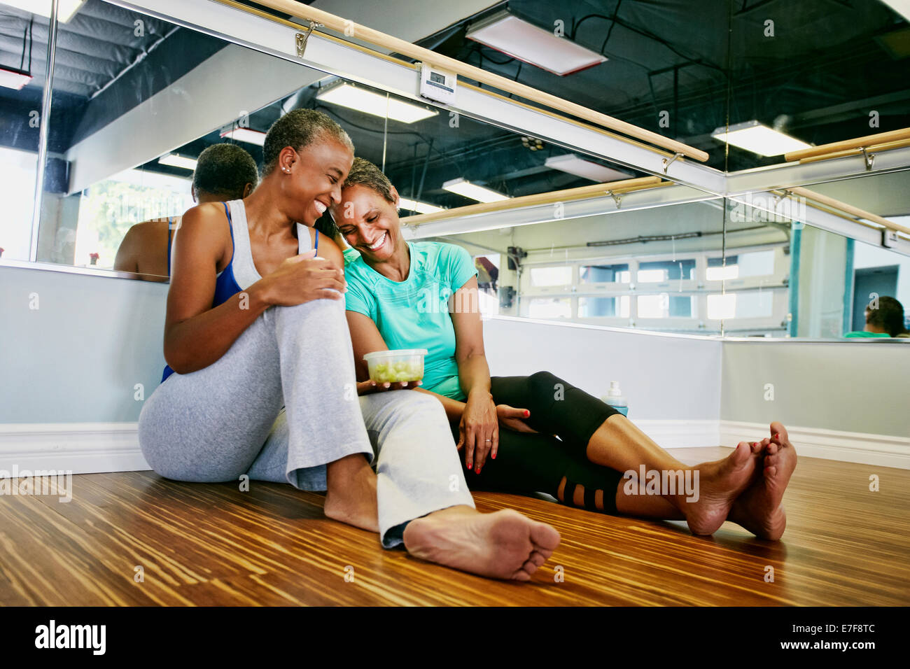 Frauen lachen im Yoga-studio Stockfoto