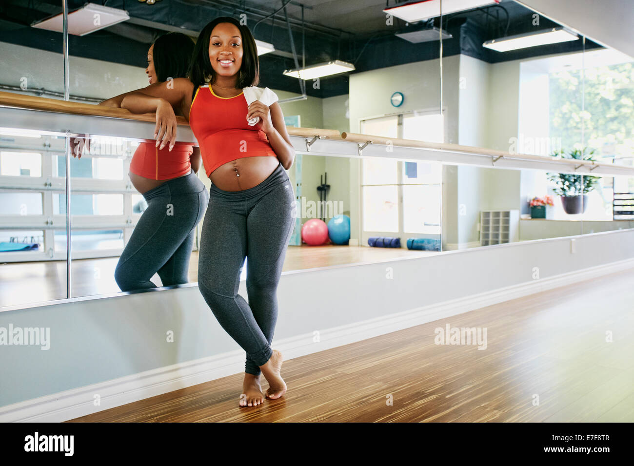 Schwarze schwangere lächelnd in Yoga-studio Stockfoto
