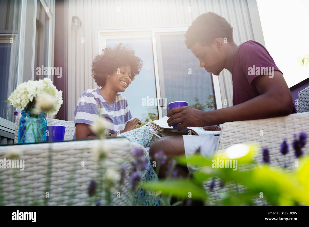 Paar beim Kaffee zusammen auf Veranda Stockfoto