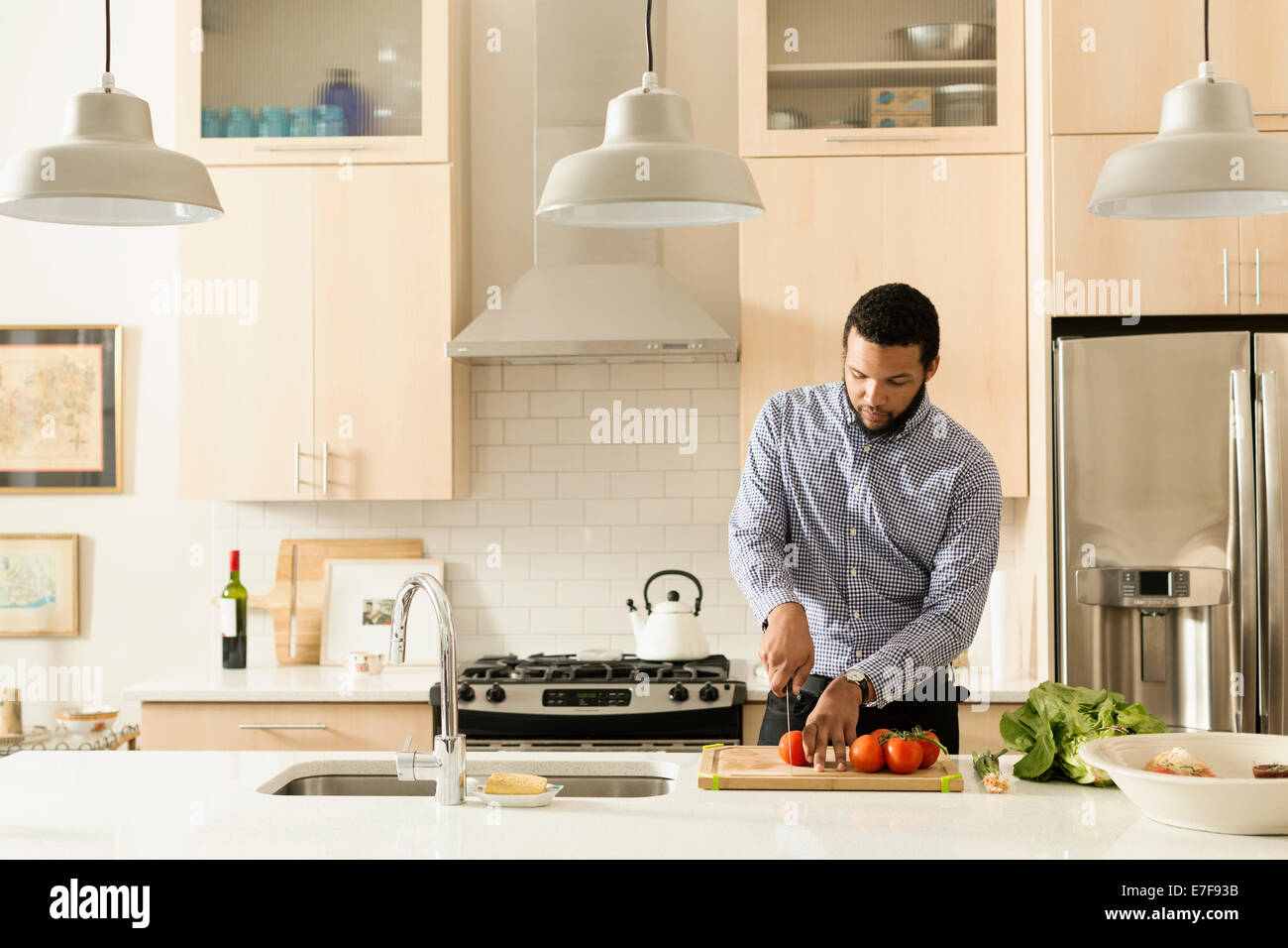Gemischte Rassen Mann in Küche Stockfoto
