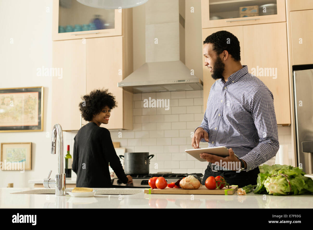 Gemischte Rassen paar gemeinsames Kochen in der Küche Stockfoto
