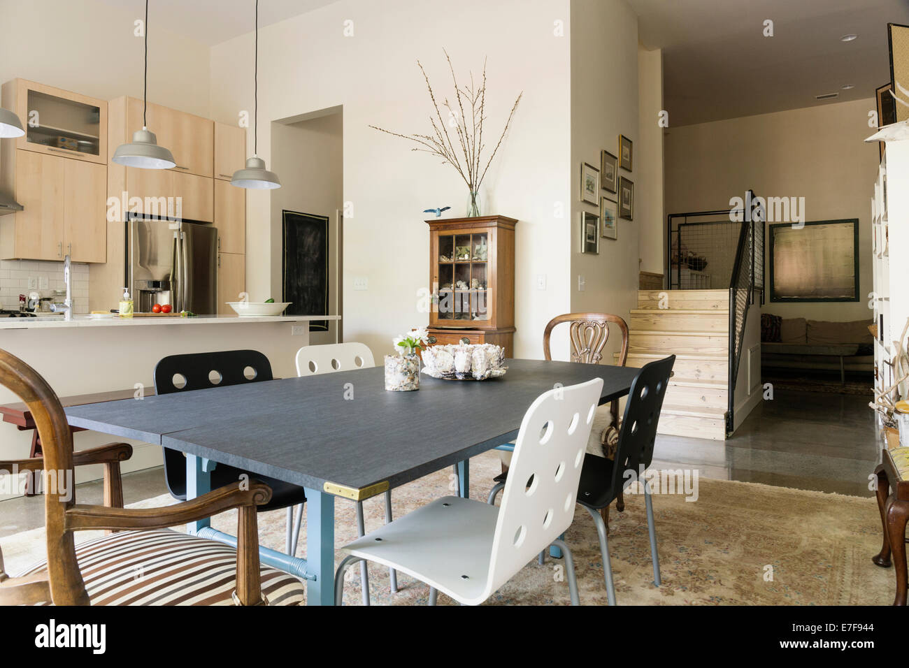 Esstisch und Stühle im modernen Wohnraum Stockfoto