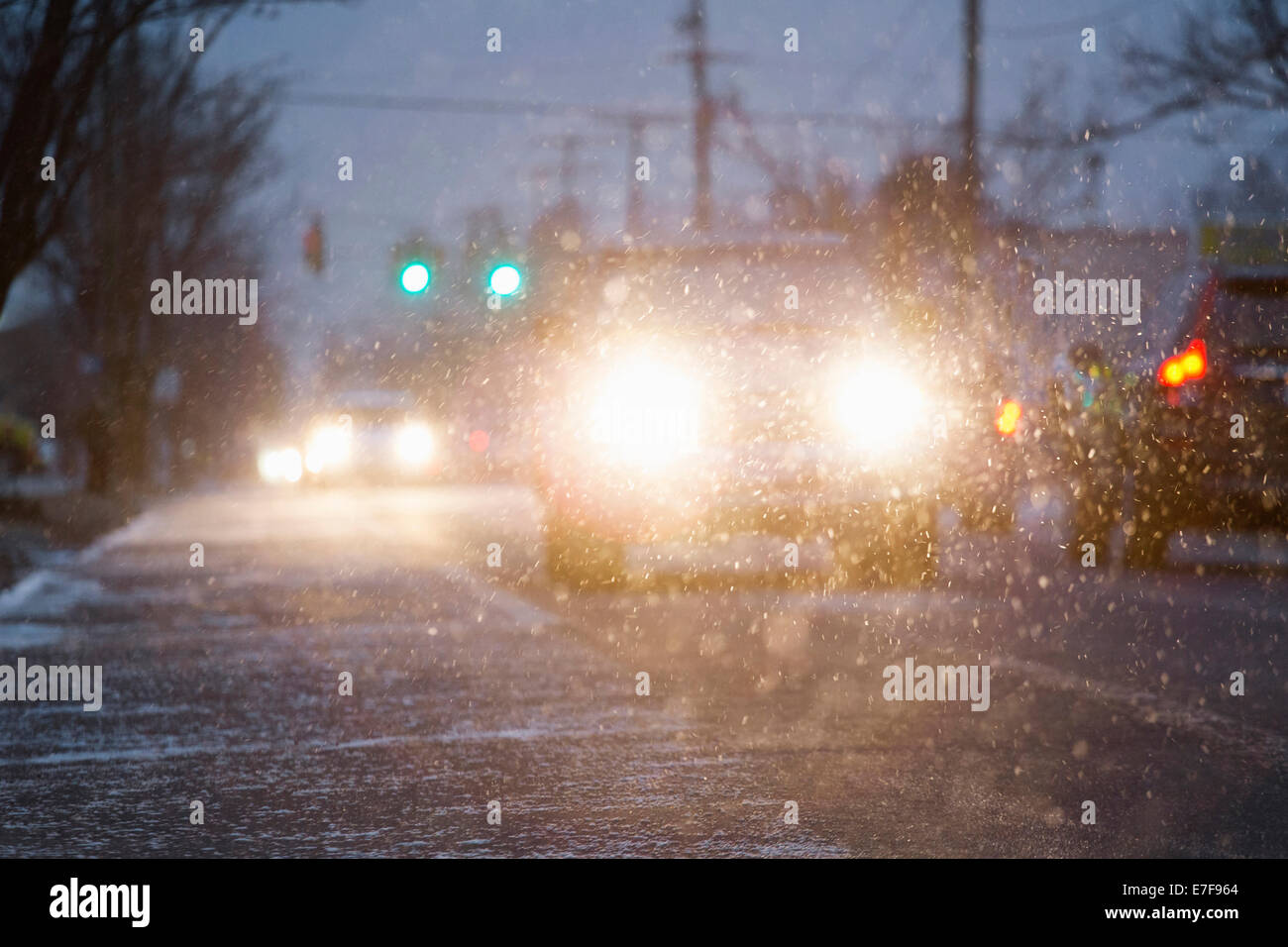 Auto fahren auf verschneiten städtischen Straße bei Nacht Stockfoto