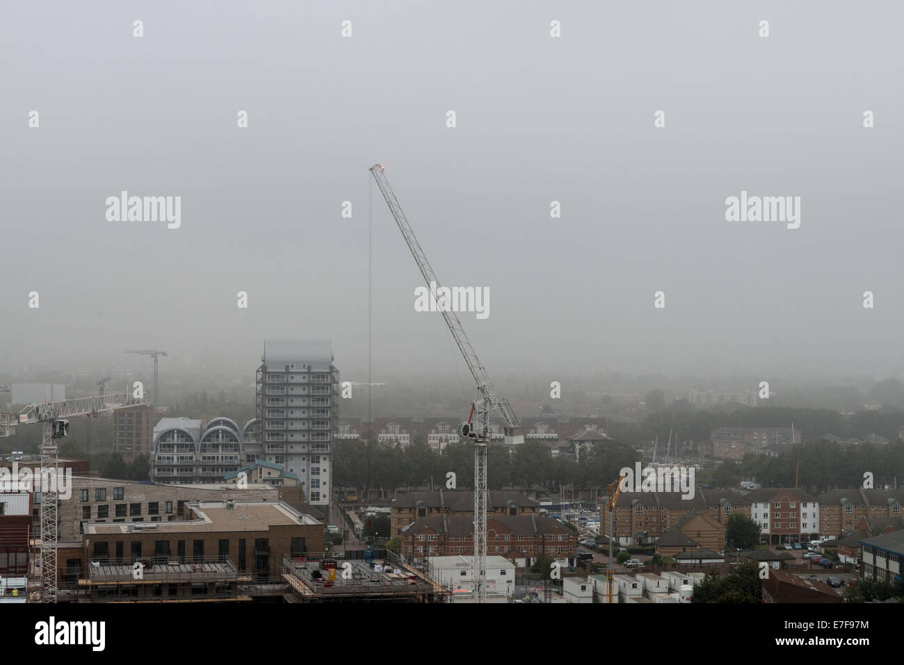 Weit verbreitet Nebel ist London heute morgen beeinflussen. Stockfoto