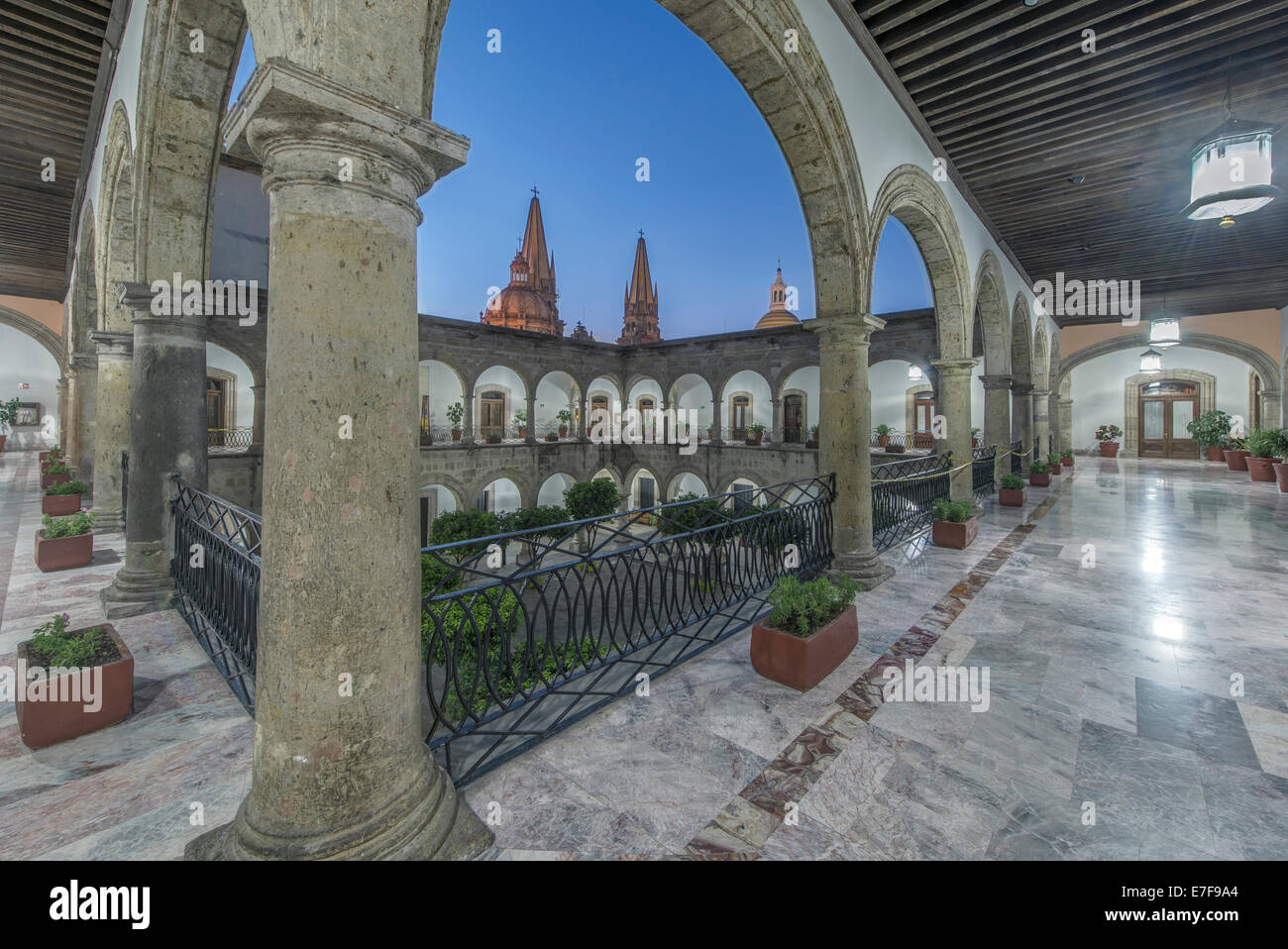 Bögen und Innenhof des Gouverneurs-Palast, Guadalajara, Jalisco, Mexiko Stockfoto