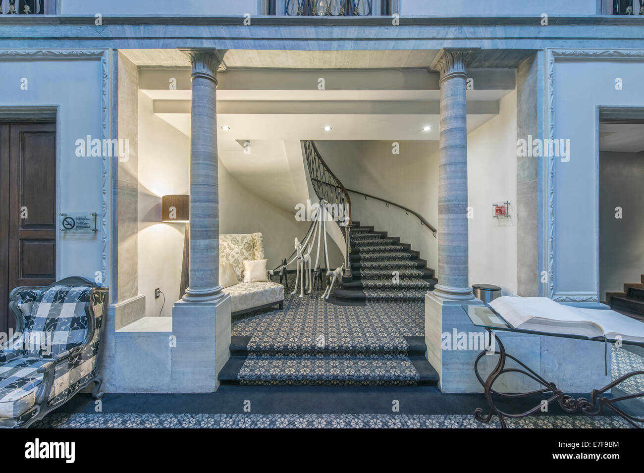 Treppe und Teppich in prunkvollen Hotellobby Stockfoto