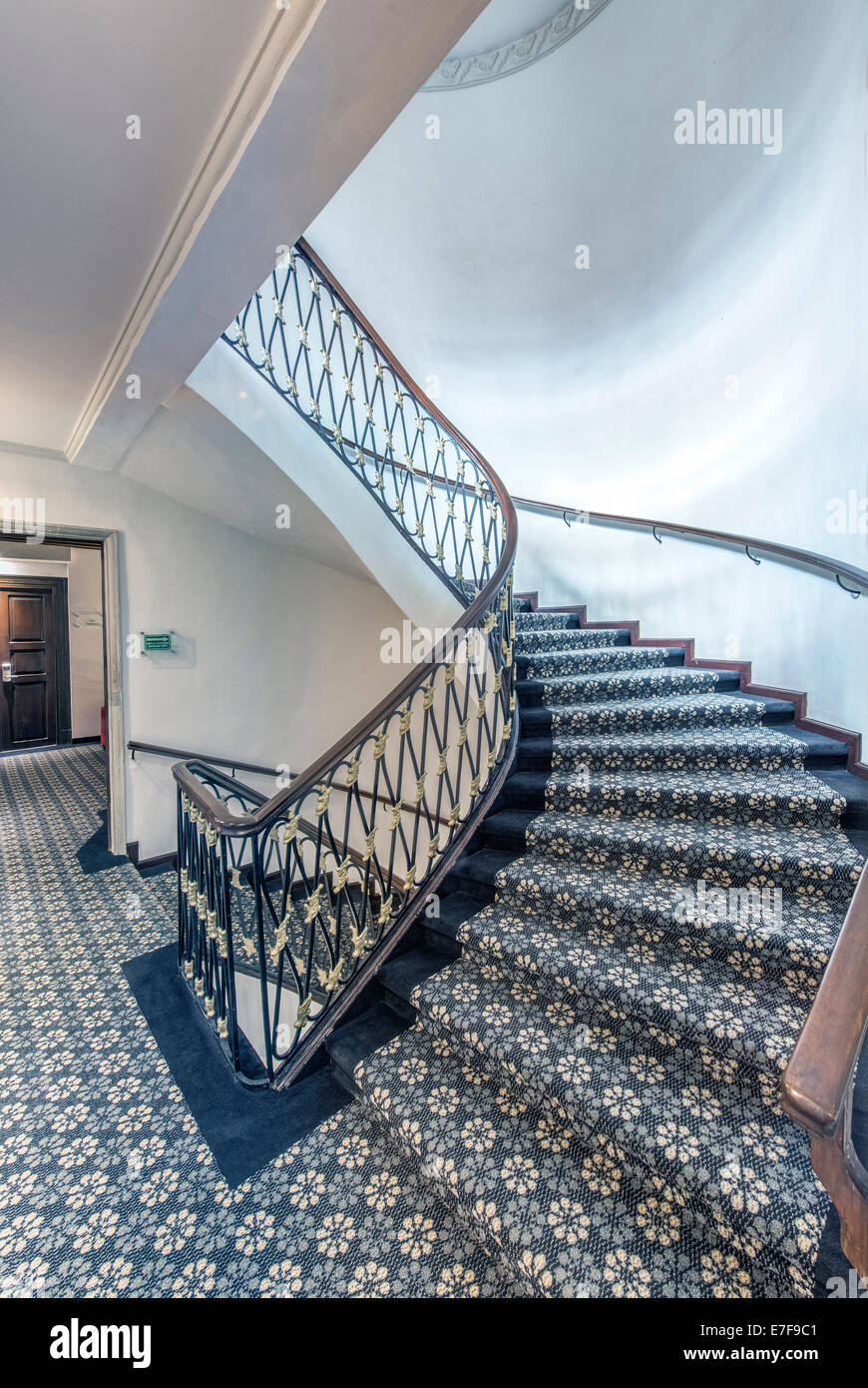 Treppe mit Teppich in modernen hotel Stockfoto