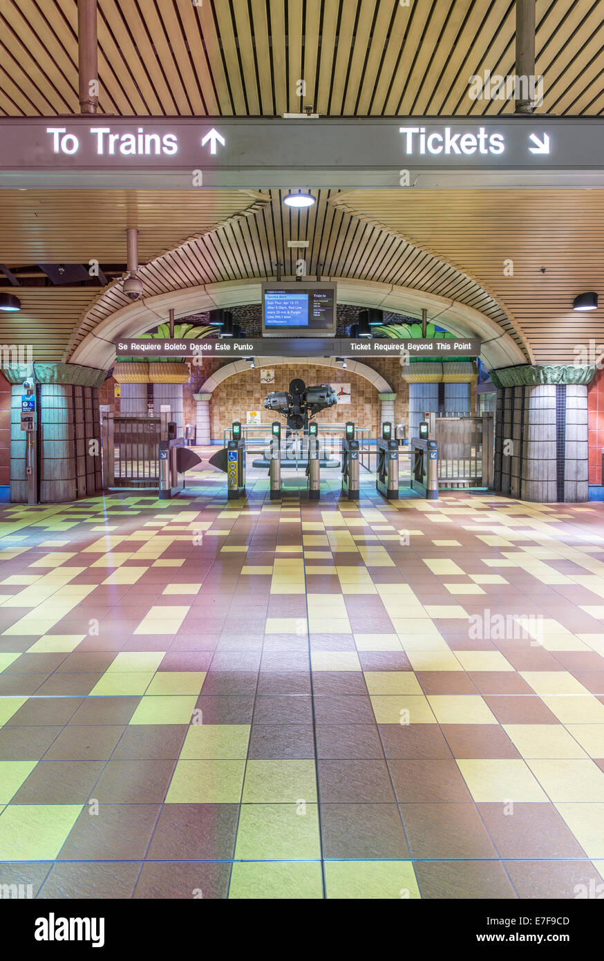 Drehkreuze und Zeichen in u-Bahnstation Stockfoto