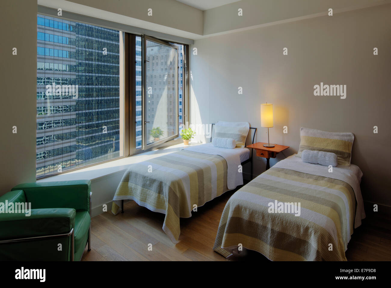 Zwei Einzelbetten im Schlafzimmer mit Blick auf Stadt Wolkenkratzer Stockfoto