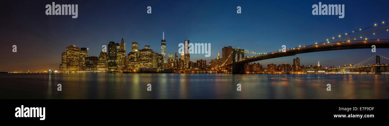 Panoramablick über die Skyline von New York City beleuchtet in der Nacht, New York, Vereinigte Staaten von Amerika Stockfoto