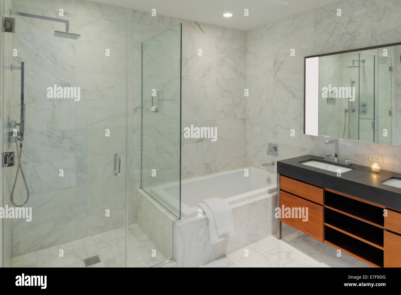 Marmor-Dusche, Badewanne und Waschbecken im Badezimmer Stockfoto