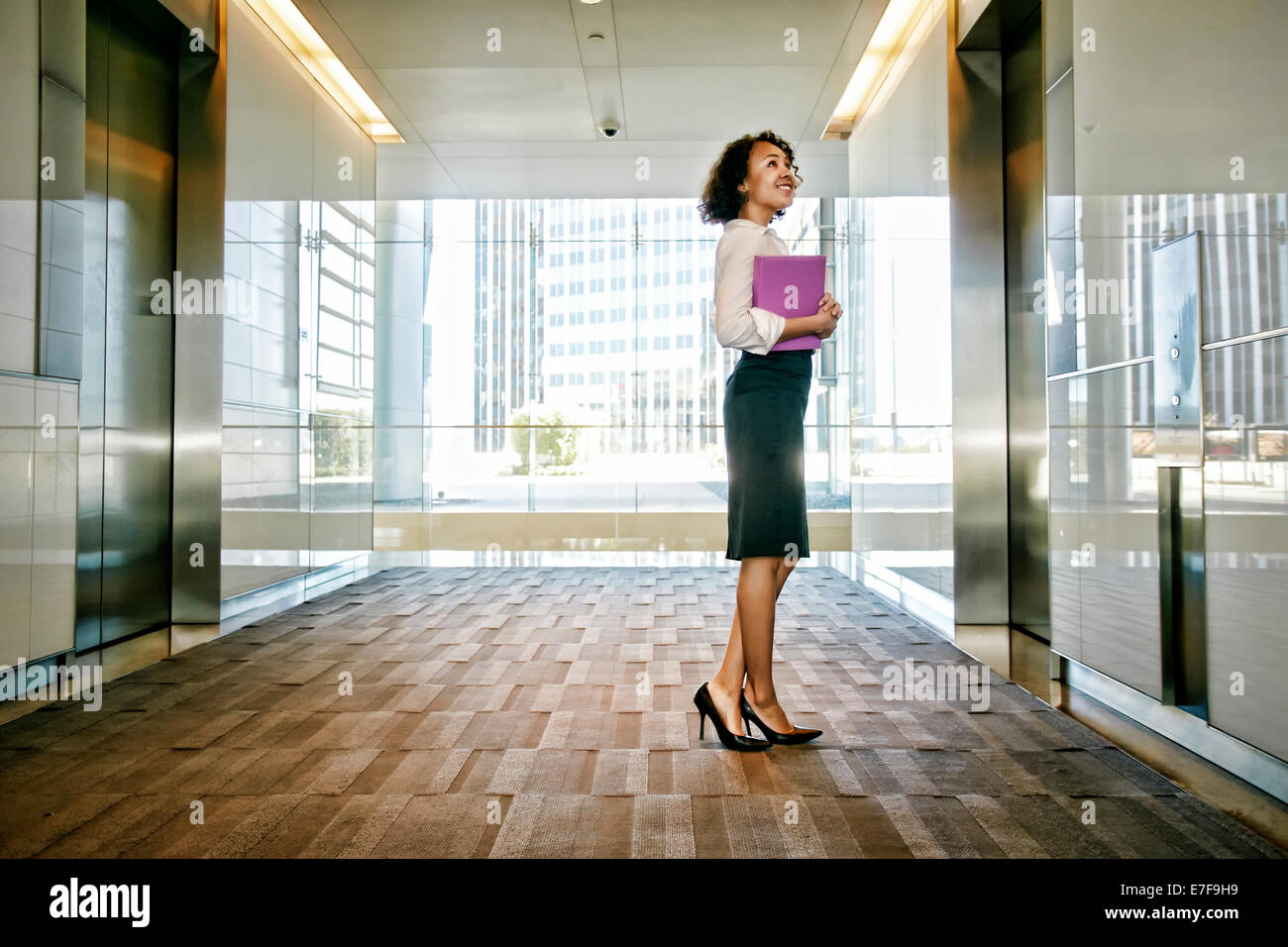 Gemischte Rassen Geschäftsfrau Aufzug in der Lobby warten Stockfoto