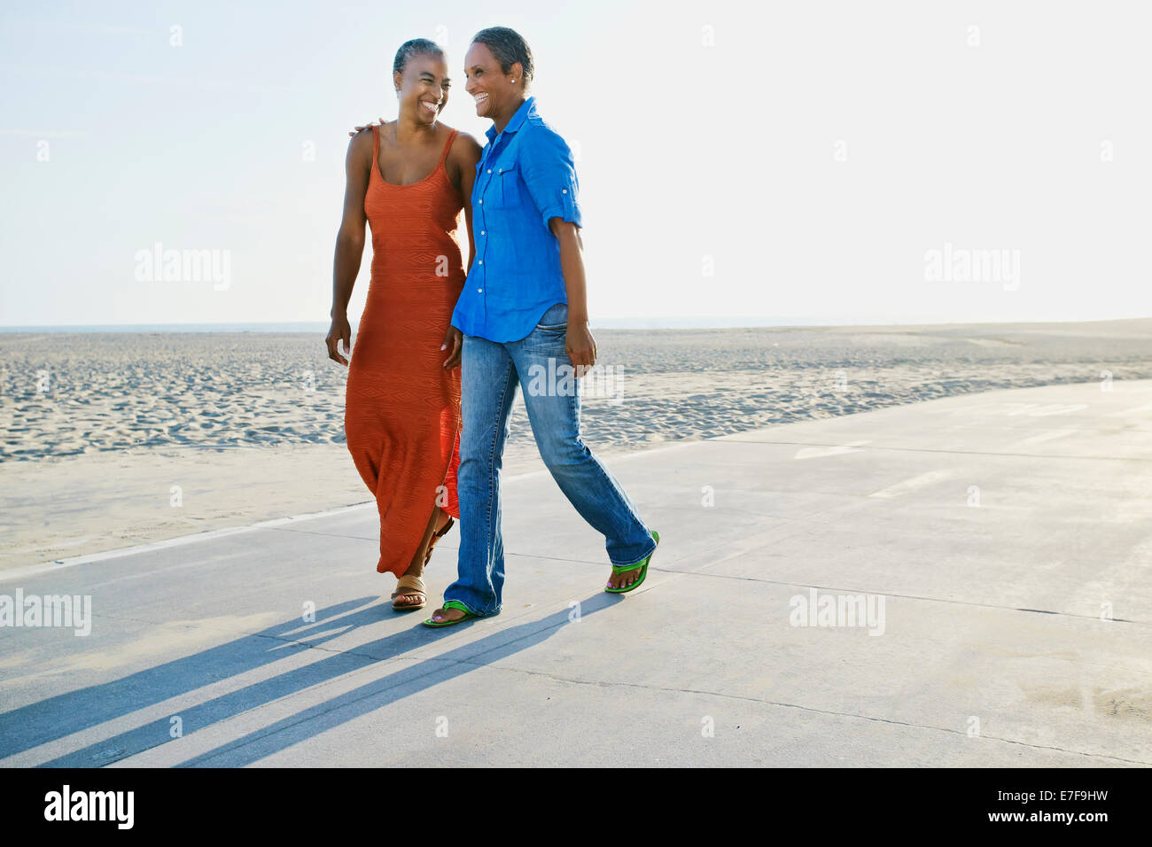 Ältere schwarze Frauen, die zu Fuß vom Strand Stockfoto