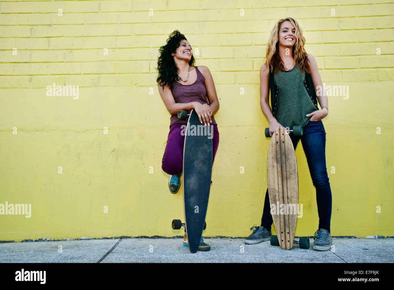 Frauen mit Skateboards auf Stadt Straße Stockfoto