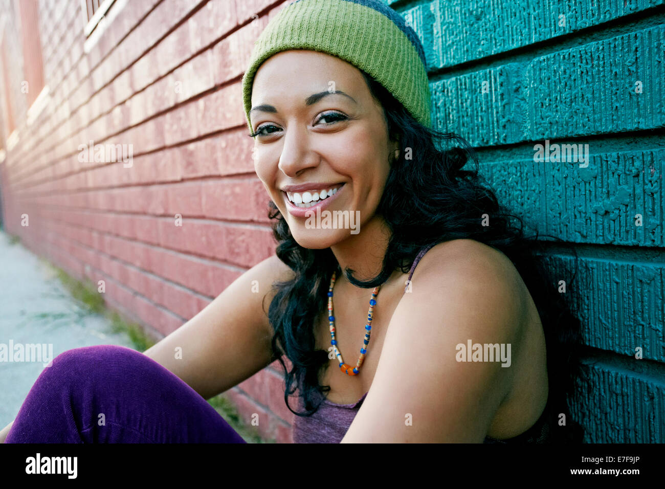 Hispanische Frau sitzen auf Stadtstraße Stockfoto