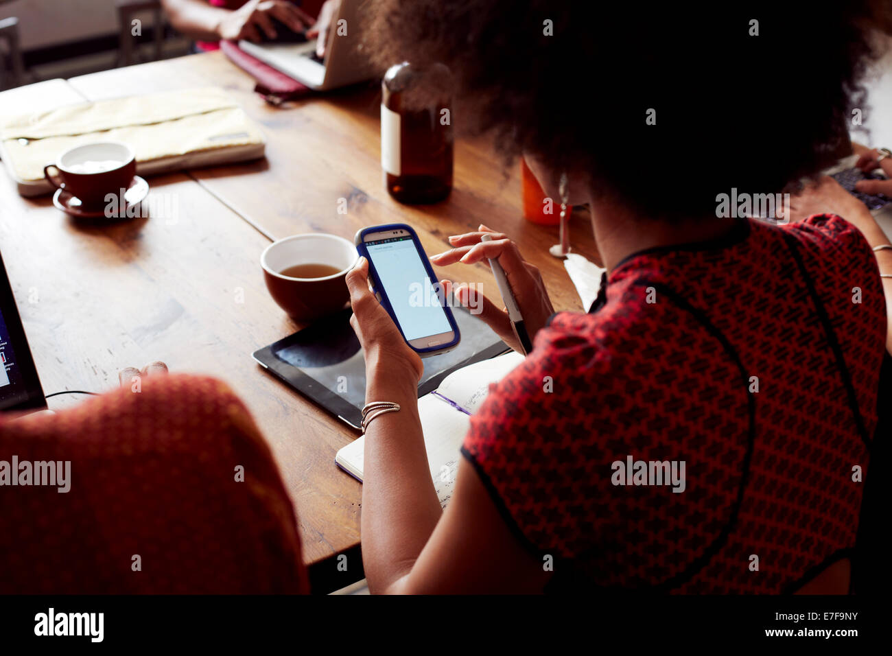 Geschäftsfrau mit Handy im café Stockfoto