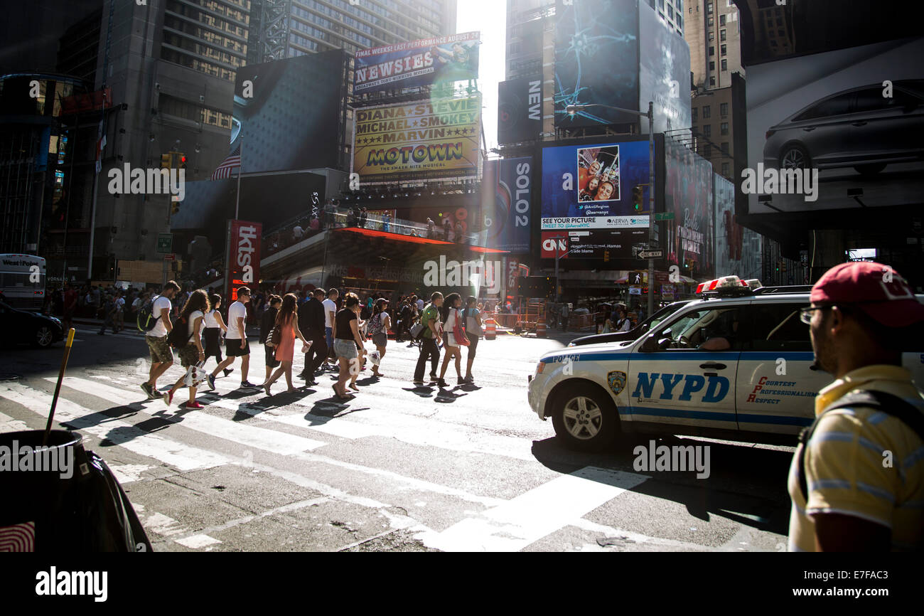 Menschen Kreuzung Straße überqueren zu Fuß Zebra Stadt Schatten Stockfoto