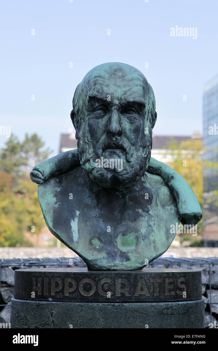 Bronzebüste Skulptur von Hippokrates, dem altgriechischen Arzt und Vater der westlichen Medizin, auf einem Steinsockel draußen.Ἱπποκράτης ὁ Κῷος. Stockfoto