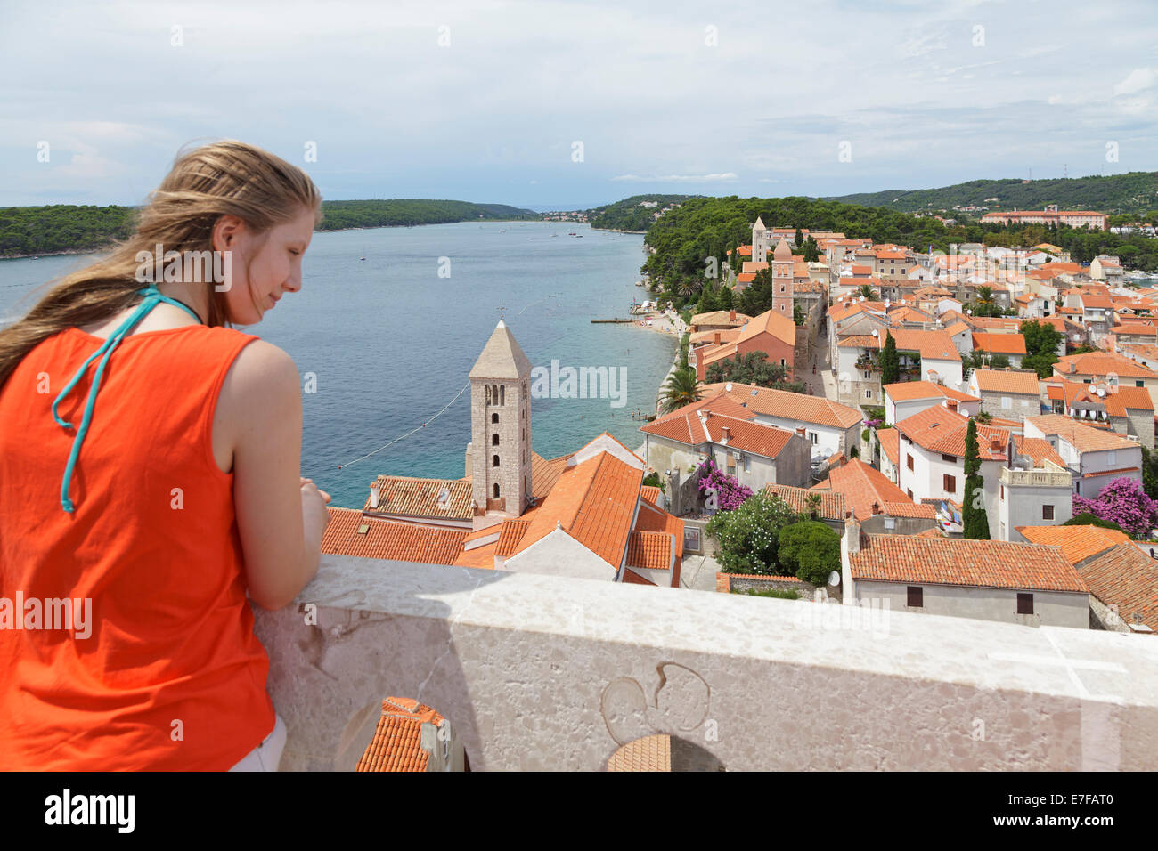 Mädchen genießen die Aussicht vom Turm der St. Mary der Seligen, Stadt Rab, Insel Rab, Kroatien Stockfoto