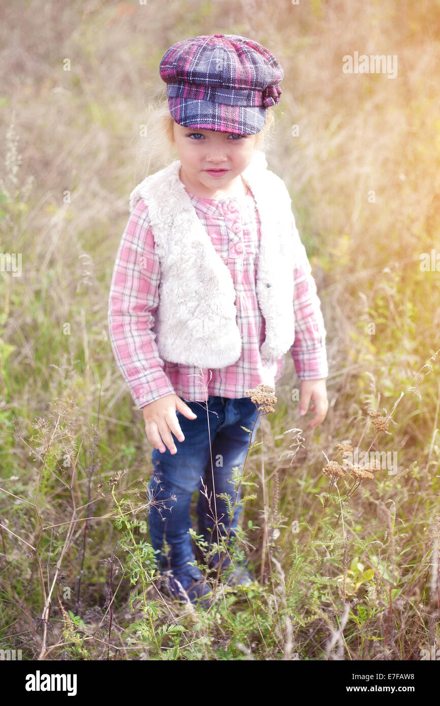 Porträt eines fröhlichen kleinen Mädchens auf Natur Stockfoto