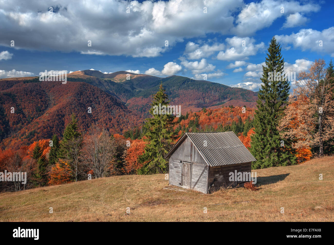 allein Haus im Herbst Berg Stockfoto