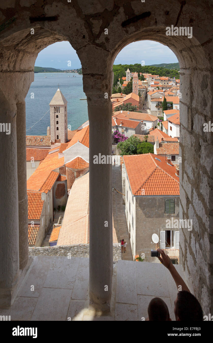 Ansicht des Klosters des Hl. Andreas (links) aus dem Turm von St. Mary der Seligen, Stadt Rab, Insel Rab, Kroatien Stockfoto