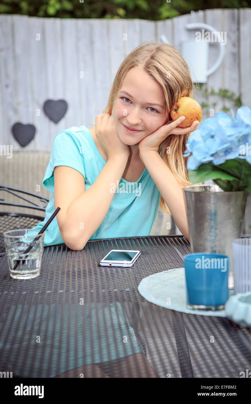 Porträt von einem Teenager-Mädchen im Hinterhof Stockfoto