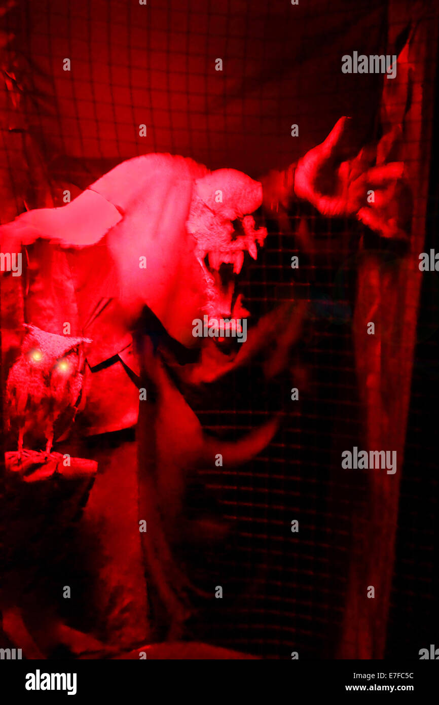 Halloween Monster mit Eule rot glühend im Dunkeln Stockfoto