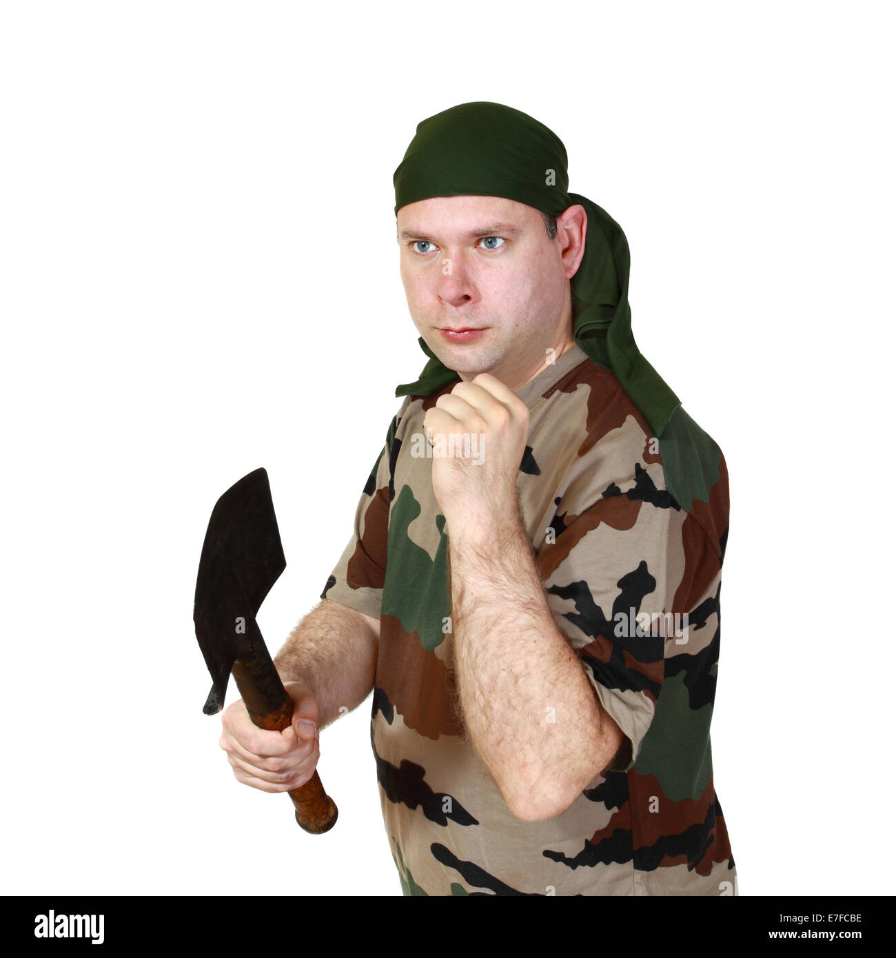 Mann in Camouflage mit Werkzeug in der hand Graben steht in eine Kampfposition. Isoliert auf weißem Hintergrund Stockfoto