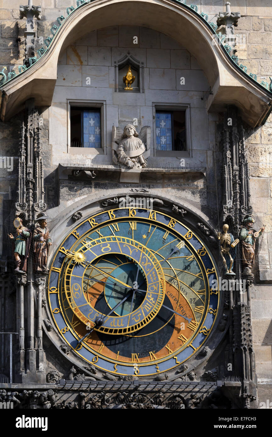 Die berühmte mittelalterliche astronomische Uhr mit den kleinen Fenstern oberhalb der Uhr schließen, Prag, Tschechische Republik. Stockfoto