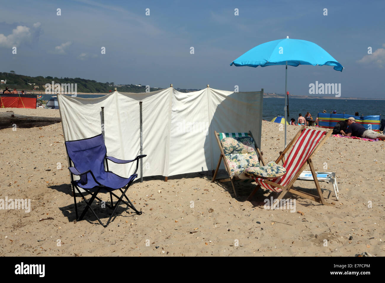 Sonnenschirm an Strandbad mit starkem Seegang - ein lizenzfreies