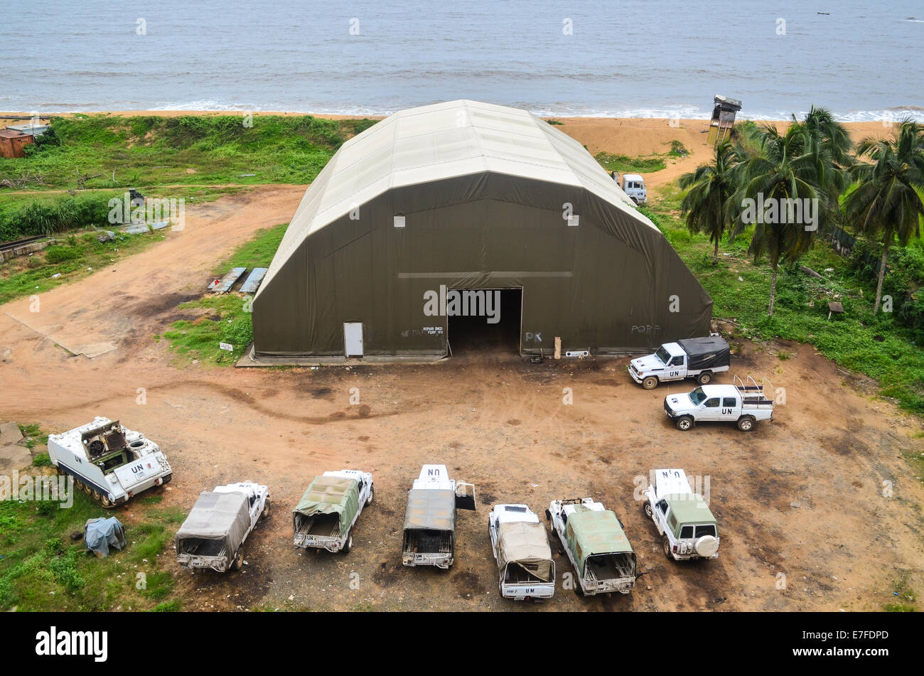 Fahrzeuge und Hangar einer UN-Camp in Monrovia, Liberia, gesehen von der Spitze der Ruinen von Hotel Afrika Stockfoto