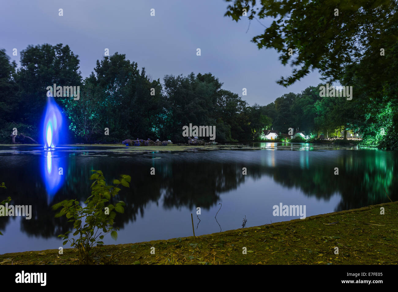 Brunnen und See in der Nacht in St. James Park, Westminster, London, England, Vereinigtes Königreich Stockfoto