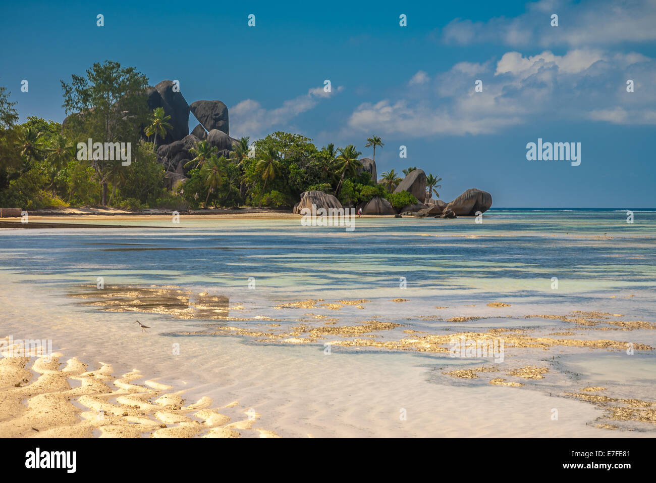 Exquisite Strand auf den Seychellen mit ungewöhnlichen Felsformationen Stockfoto