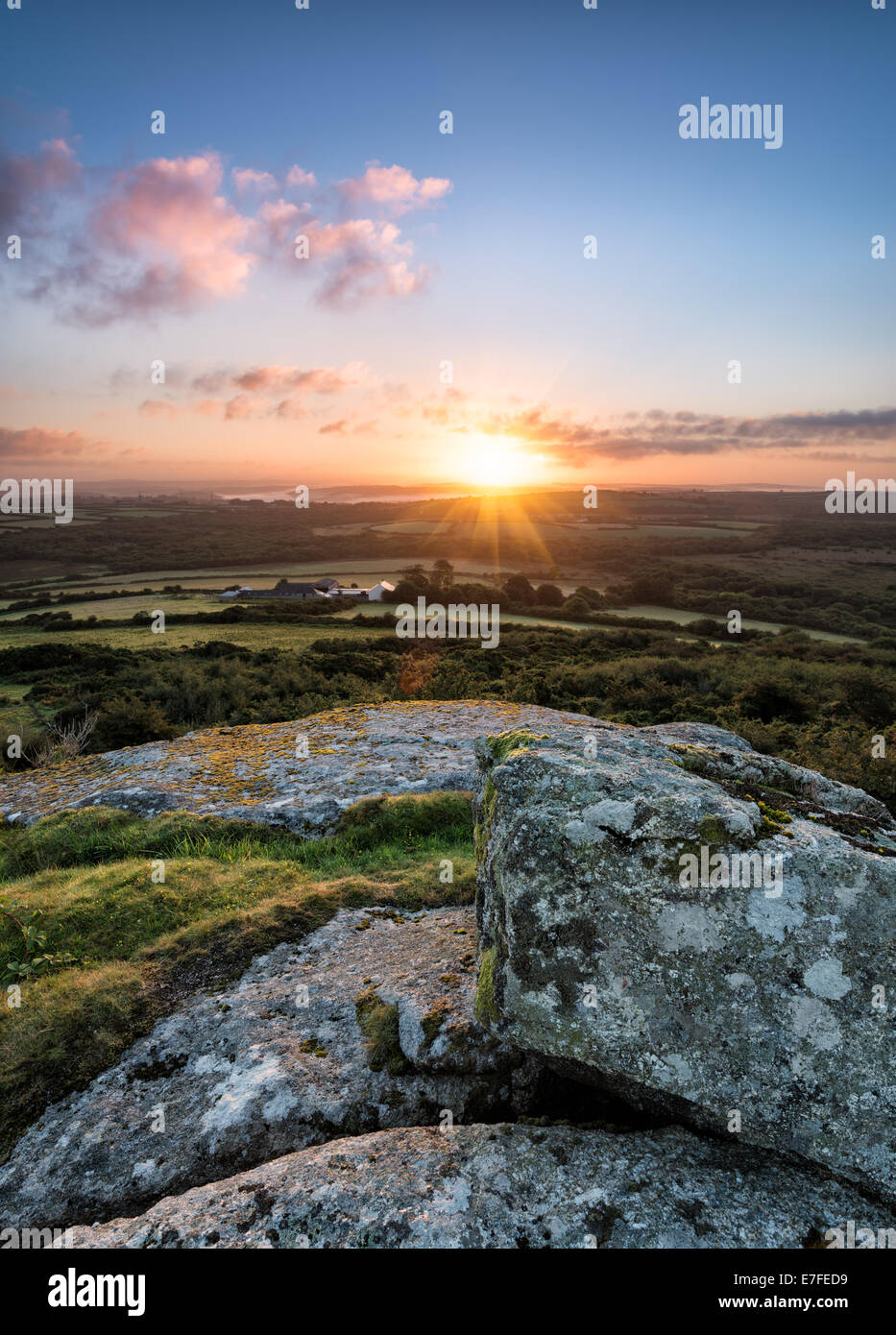 Sonnenaufgang von Helman Tor schroffen Felsen aus Granit und Moor in der Nähe von Bodmin in Cornwall, in Richtung Sweetshouse th Stockfoto
