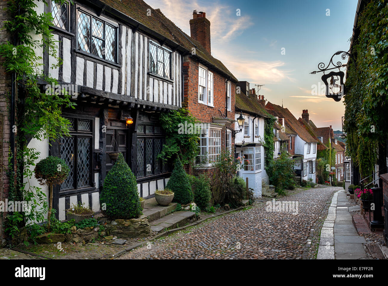Einer wunderschönen gepflasterten Straße in der historischen Stadt Rye in East Sussex Stockfoto