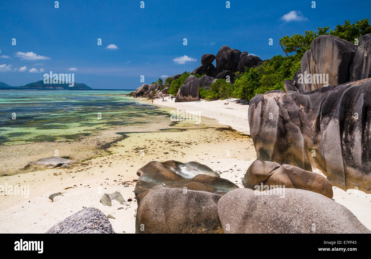 Atemberaubende Felsformationen auf eine Exquisite Tropical Beach Stockfoto