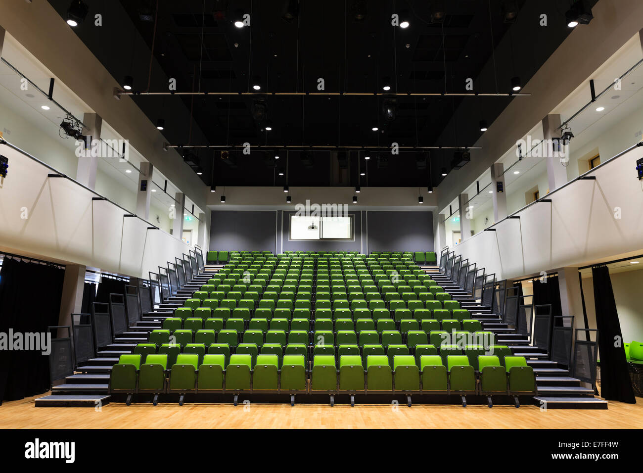Auditorium im Park-Gemeinschaftsschule mit versenkbaren motorisierten Sitzgelegenheiten. Stockfoto