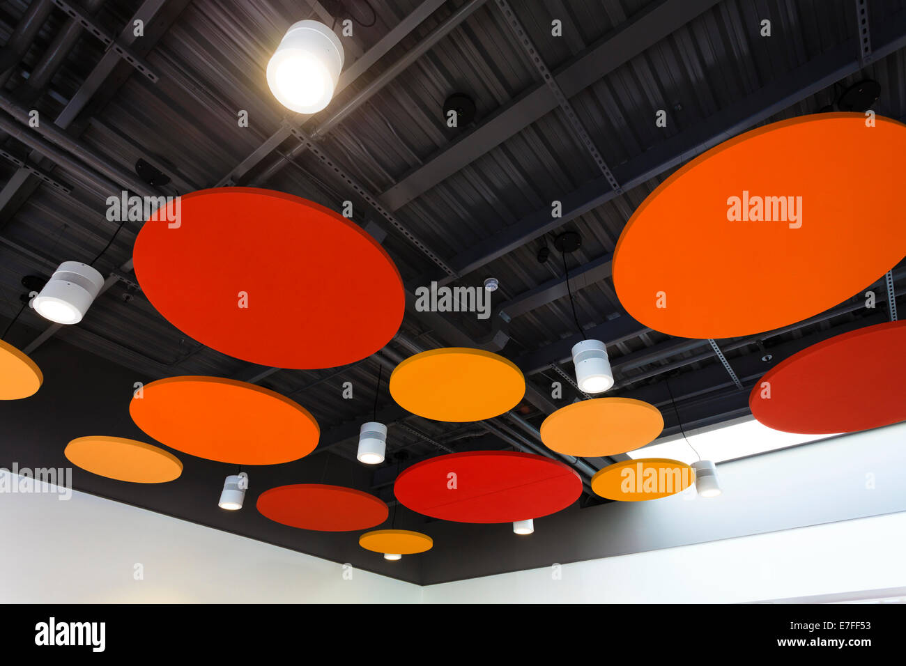 Bunte akustische Dämpfungsglied Scheiben in Decke. Stockfoto