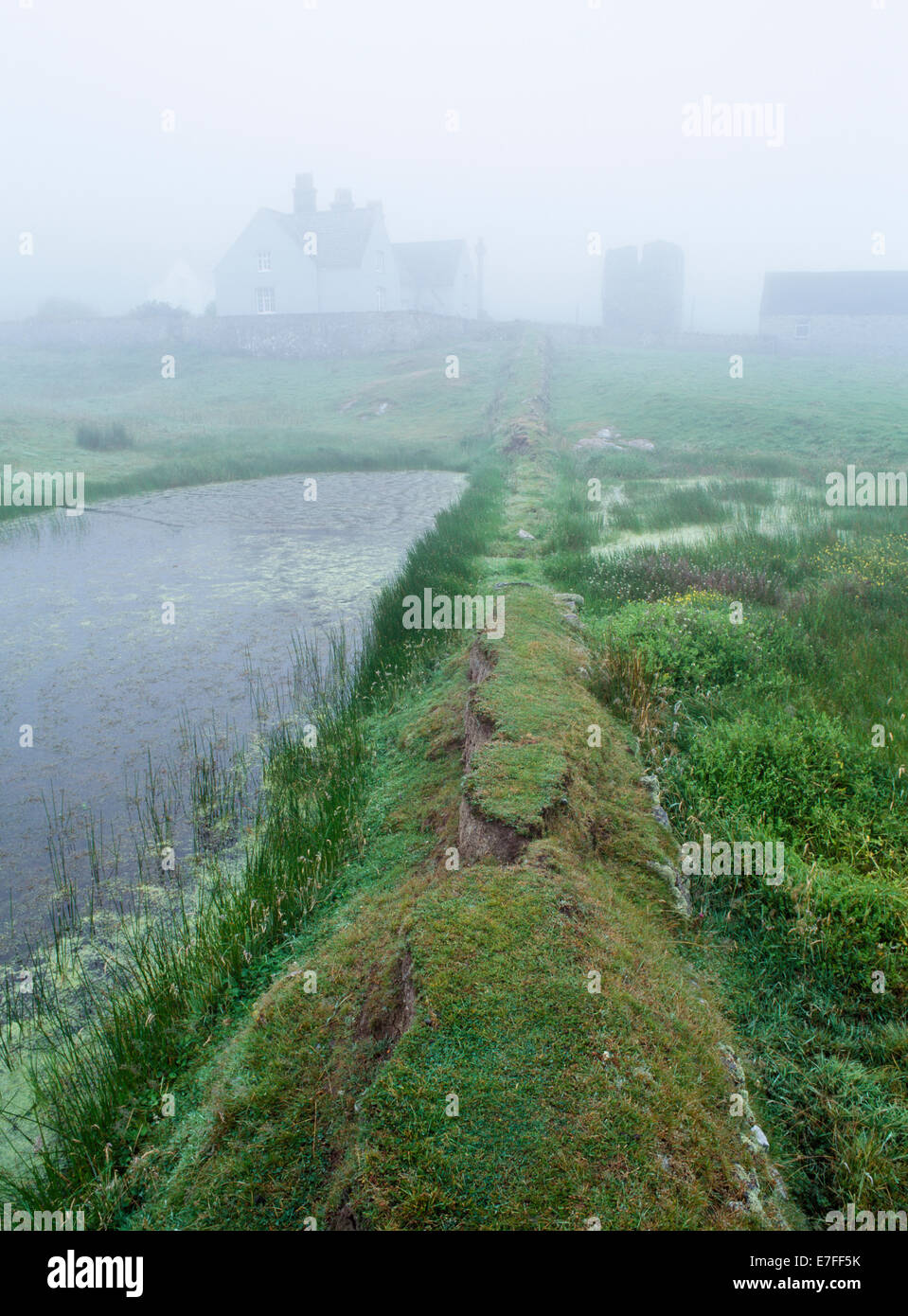 Str. Marys Abbey Tower, Bardsey Island, North Wales, im Nebel/Meer ärgern Suche SSE von Teich mit Hendy & Nant Bauernhäusern bis L, ihre Stockyards r. Stockfoto
